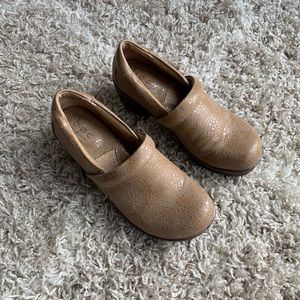 BOC Tan/Gold Metallic Clogs